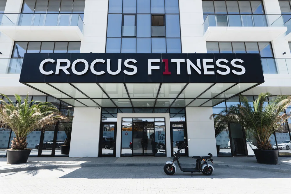 הכניסה ל-Crocus Fitness Lighthouse עם שלט המועדון