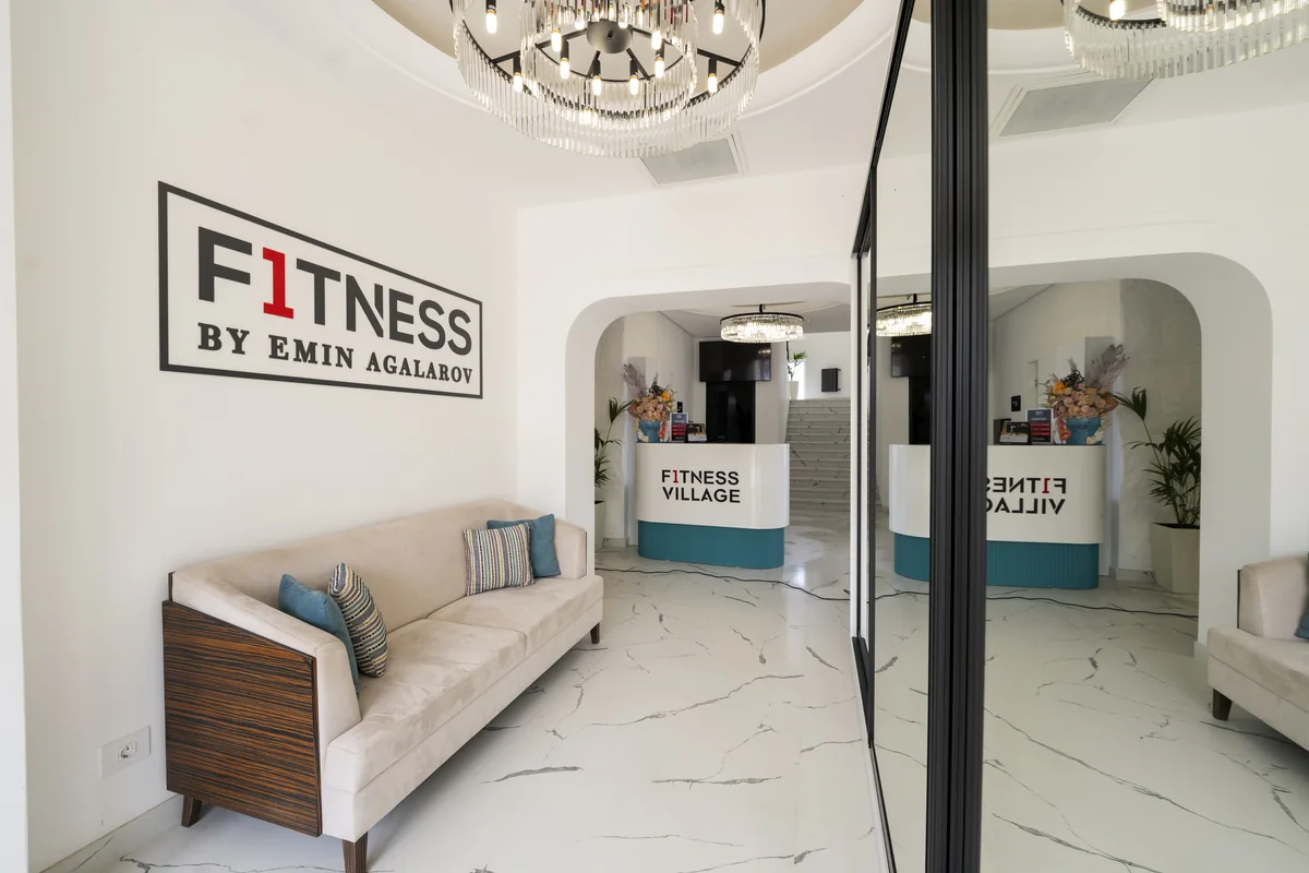 דלפק הקבלה של Fitness Village עם השלט F1tness by Emin Agalarov