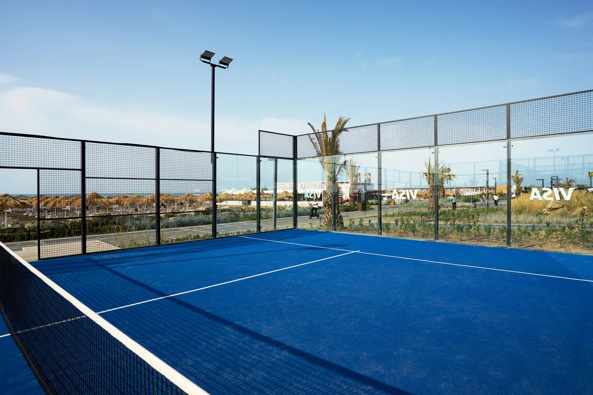 מגרש פאדל של Sport Beach Club ליד הים